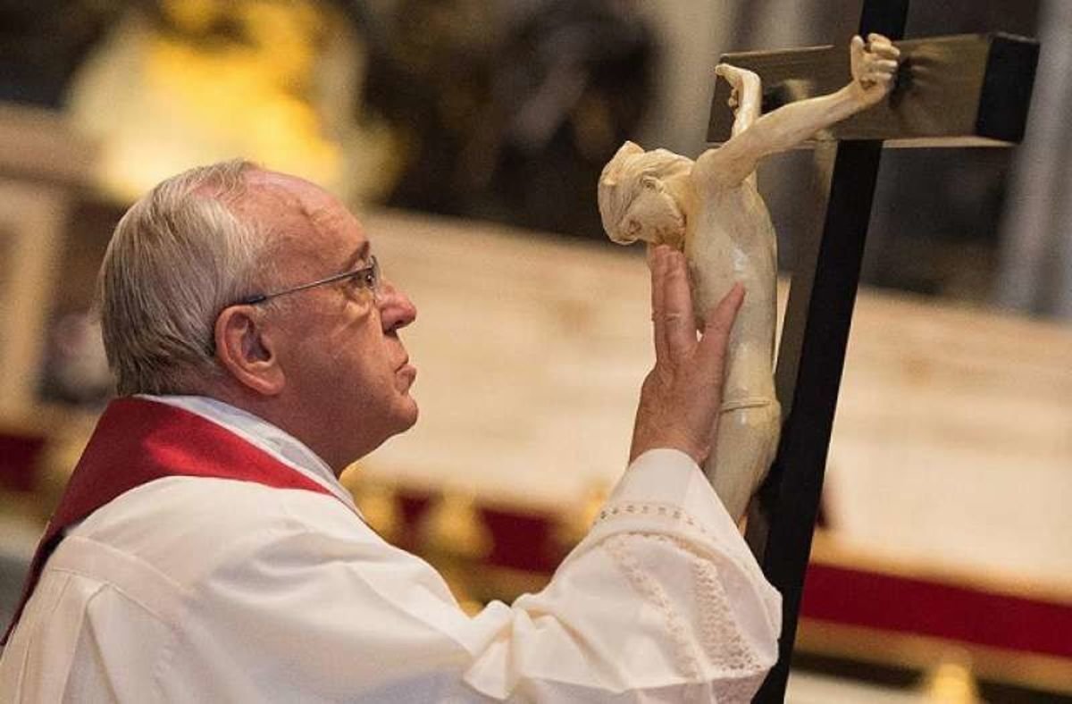 pope-francis-the-crucifix-is-for-prayer-not-decoration-bc-catholic